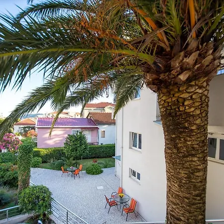 Vila Lazovic Konukevi *