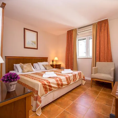 Vila Lazovic *